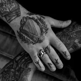 CH Plus Ring mit breitem Band