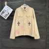 Chrome Hearts Jacke mit rosa und schwarzen Kreuzen