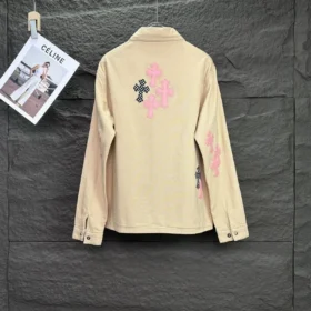 Chrome Hearts Jacke mit rosa und schwarzen Kreuzen