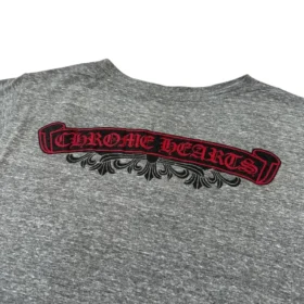 Chrome Hearts T-Shirt mit V-Ausschnitt und Rückenaufdruck in Grau/Rot