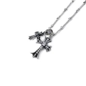 Kleine Kreuz- und Babyfat-Charm-Halskette mit Diamanten