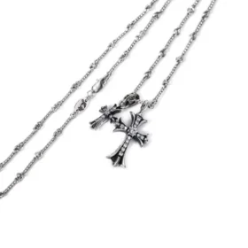 Kleine Kreuz- und Babyfat-Charm-Halskette mit Diamanten